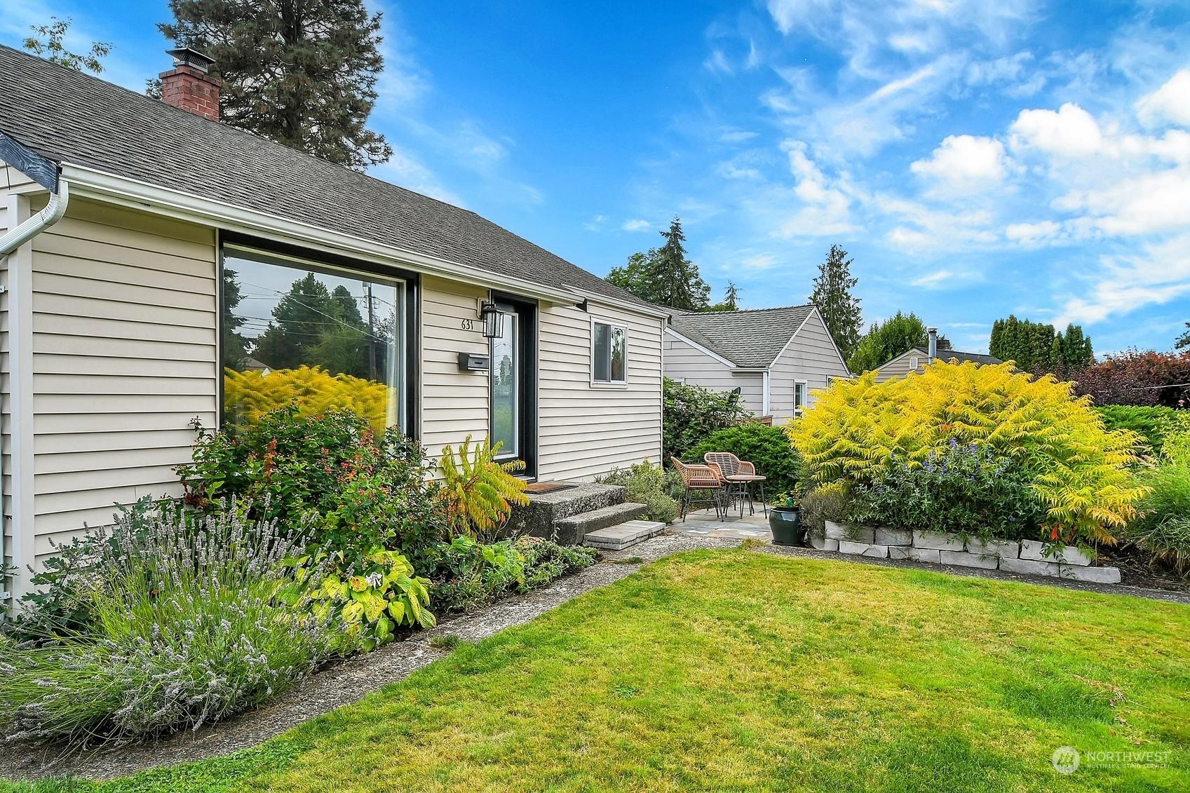 Property Photo:  631 SW 136th Place  WA 98166 