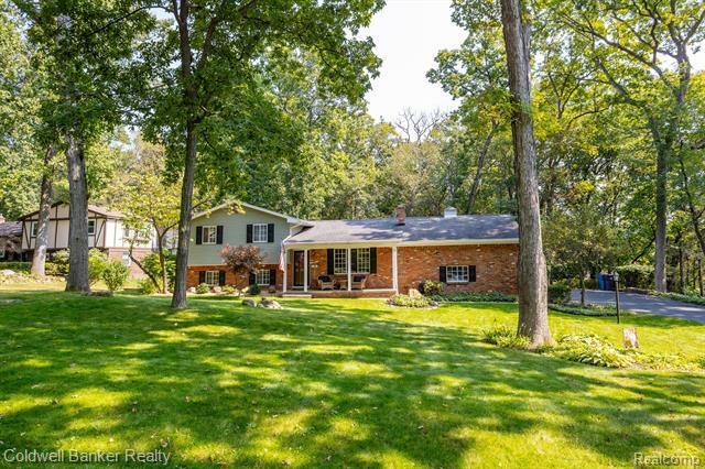 Property Photo:  4573 Kingswood Drive  MI 48116 