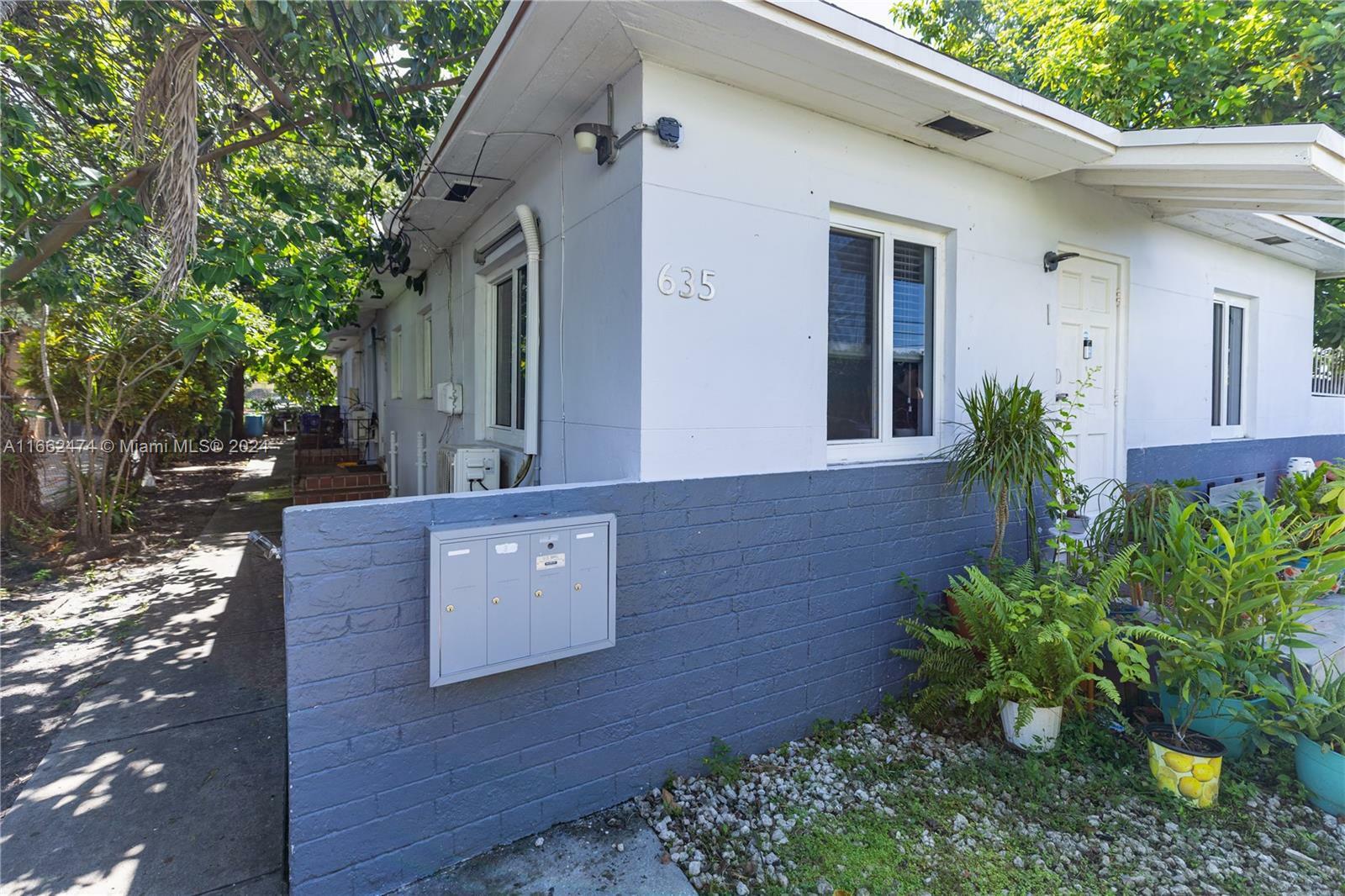 Property Photo:  635 SW 16th Ave  FL 33135 