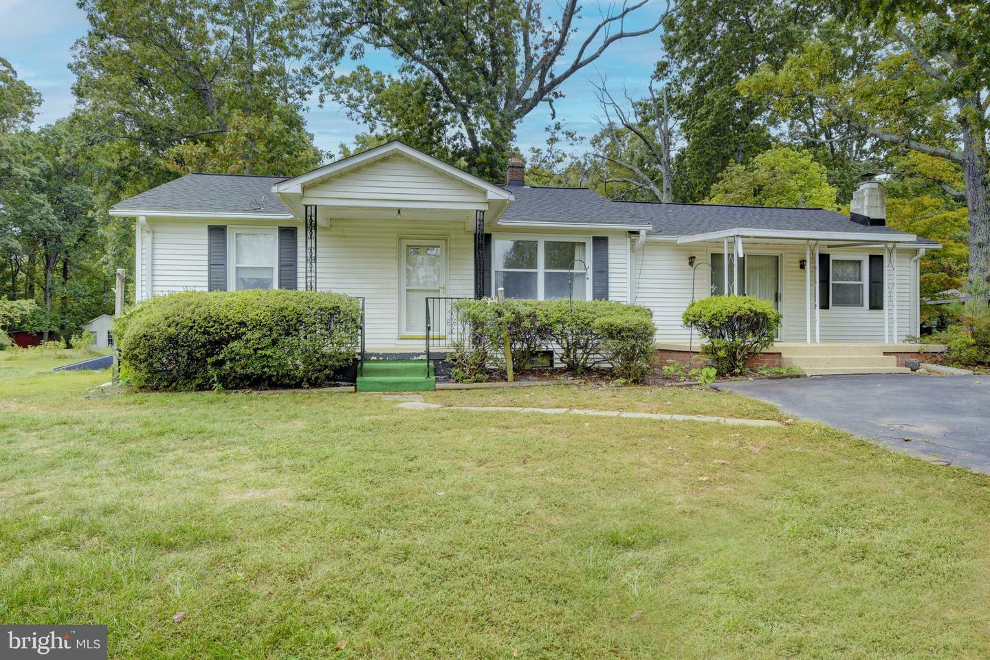 Property Photo:  43505 Evans Pond Road  VA 20176 