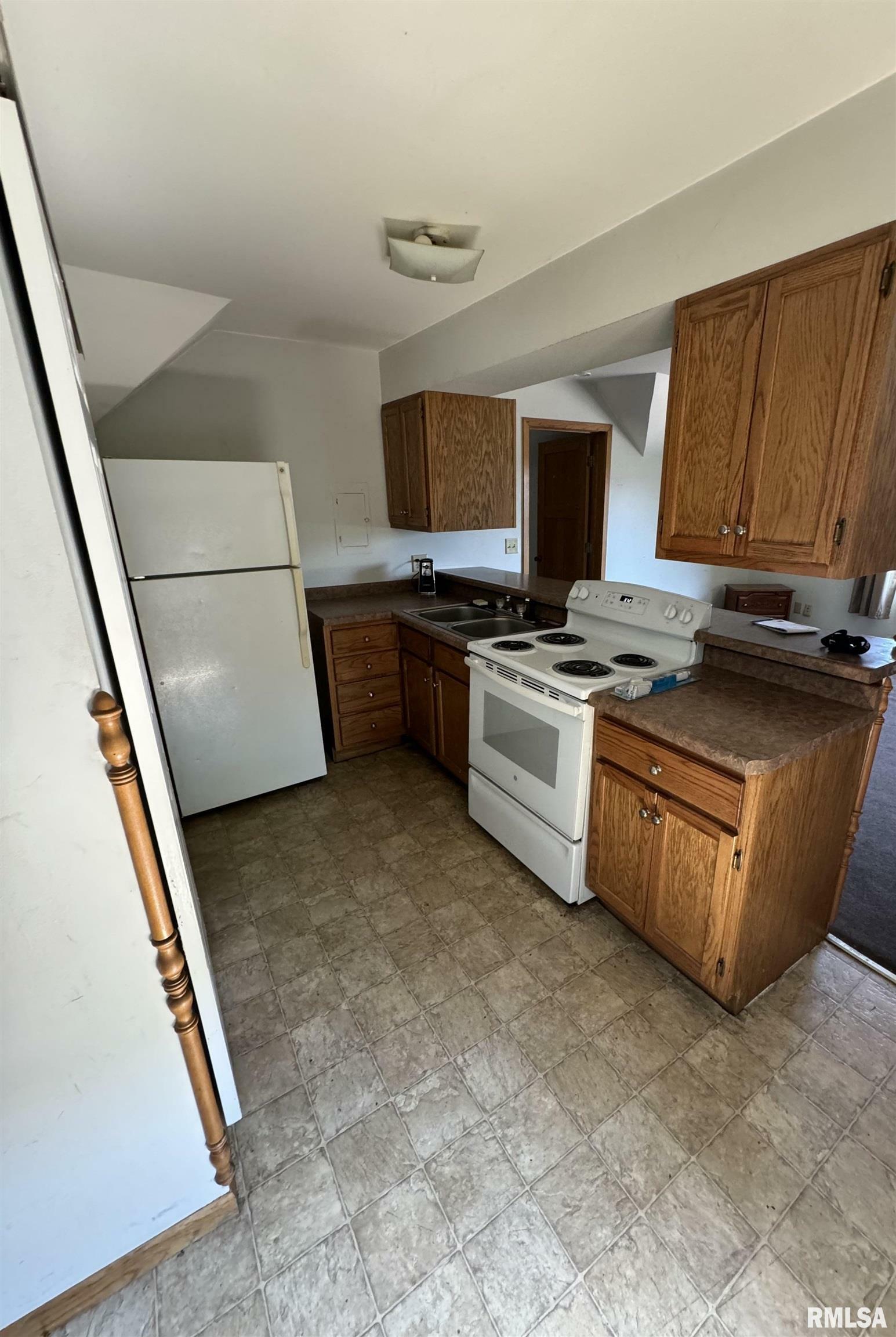 Property Photo:  2 E 7th Street  IL 61081 