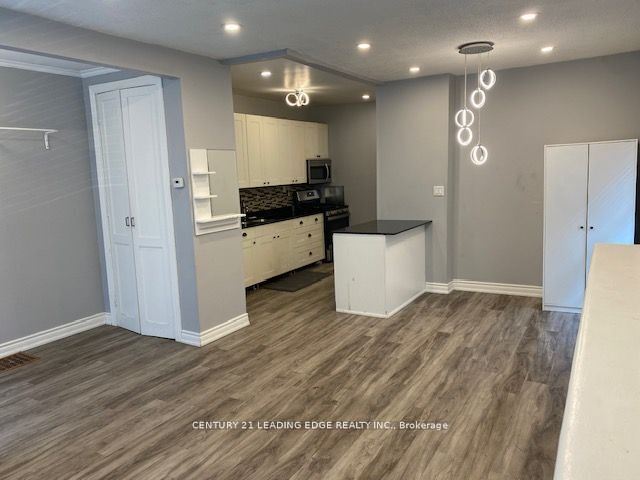 Property Photo:  1323 Woodbine Ave Main Fl  ON M4C 4E9 