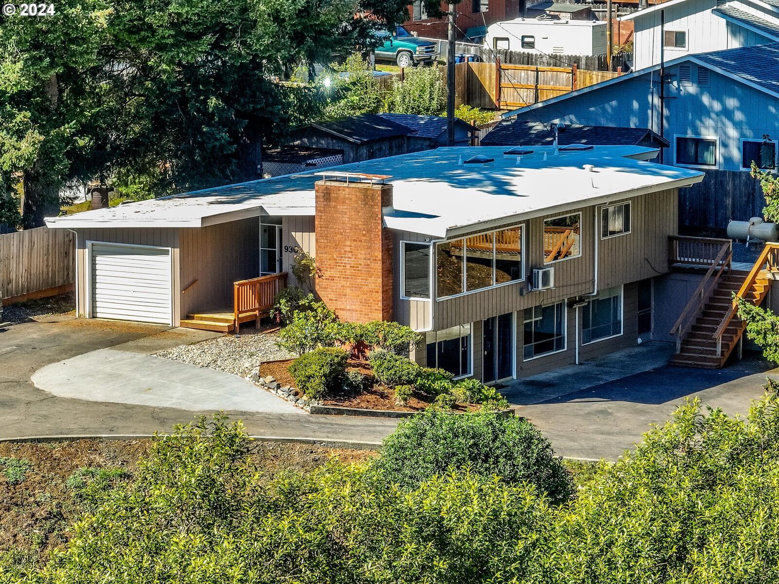 Property Photo:  930 W 10th St  OR 97423