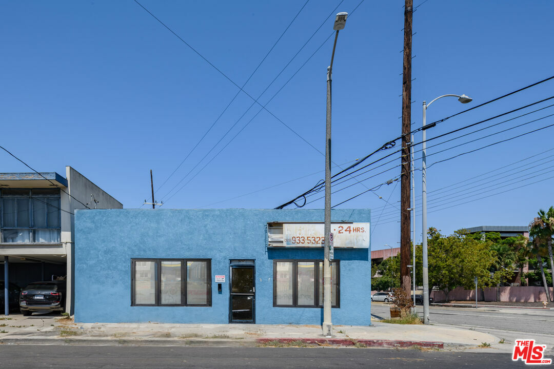 Property Photo:  1641 S Longwood Ave  CA 90019 