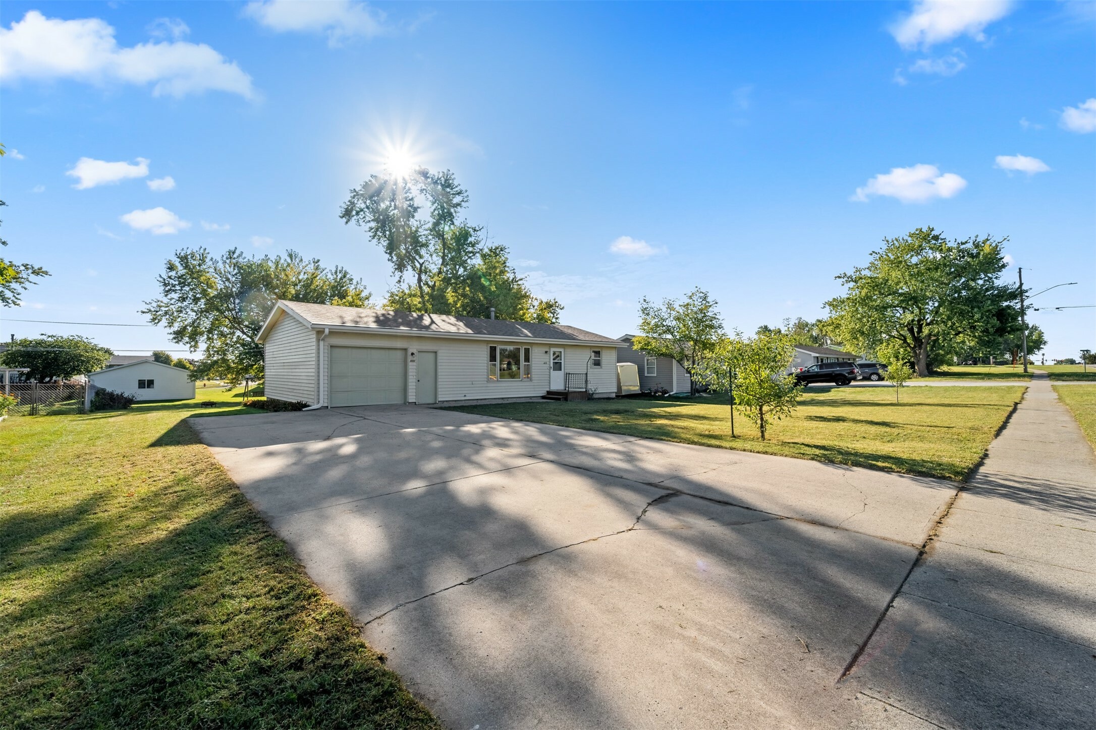 Property Photo:  410 Timberlane Drive  IA 50124 