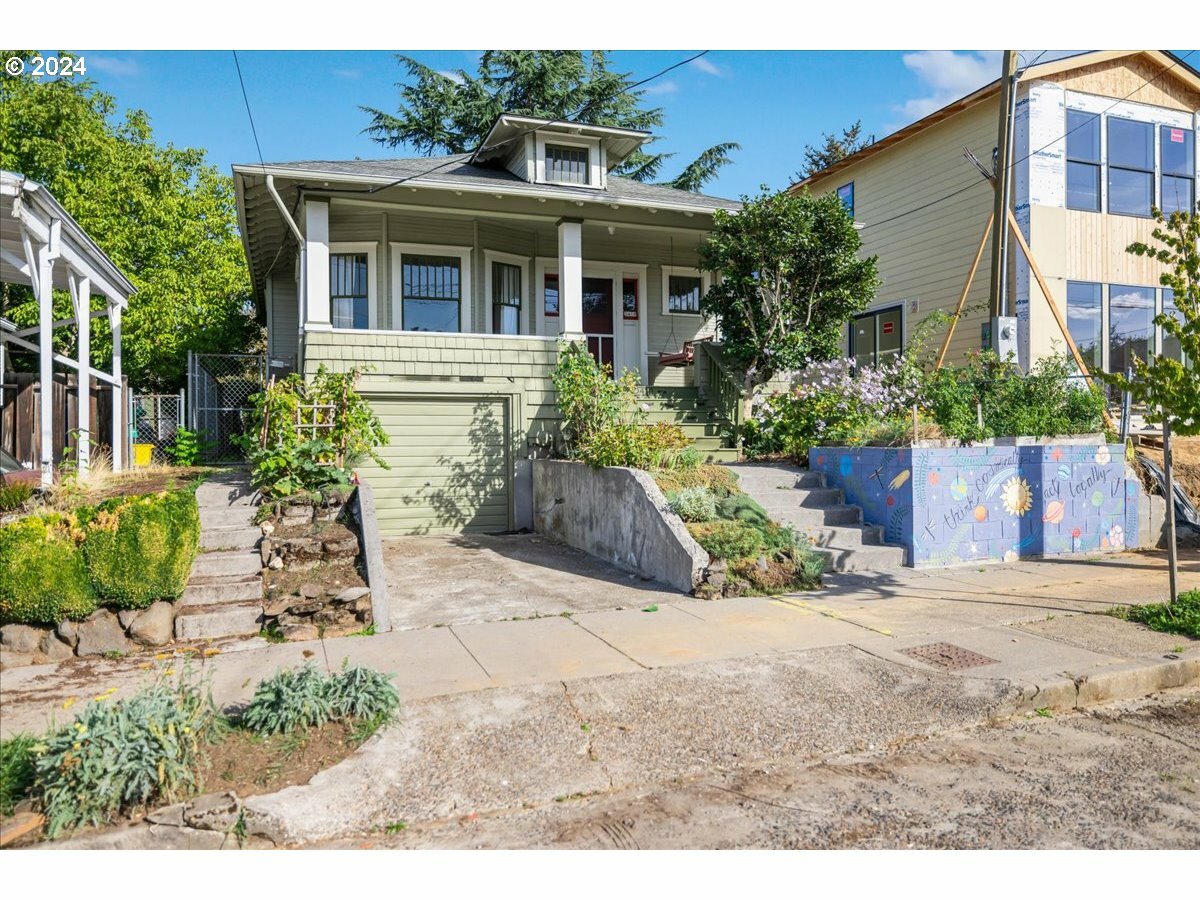 Property Photo:  2410 SE 47th Ave  OR 97206 