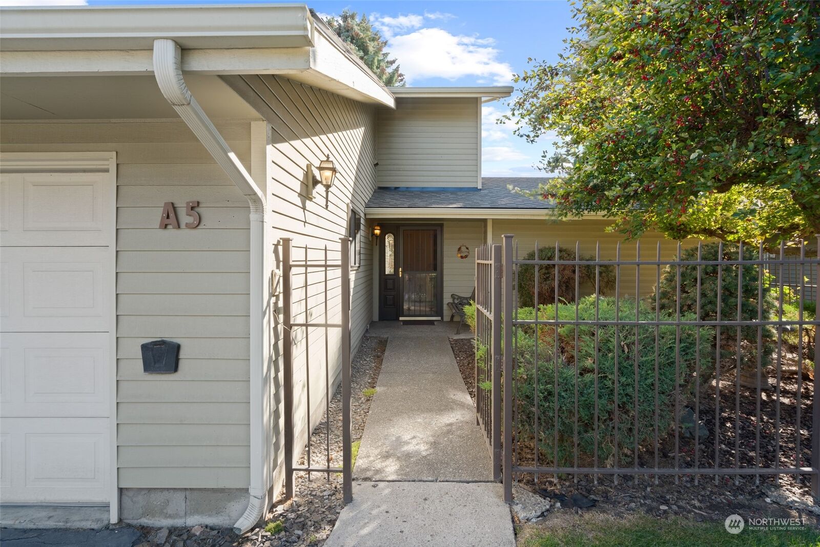 Property Photo:  500 E Cherry Lane A05  WA 98926 