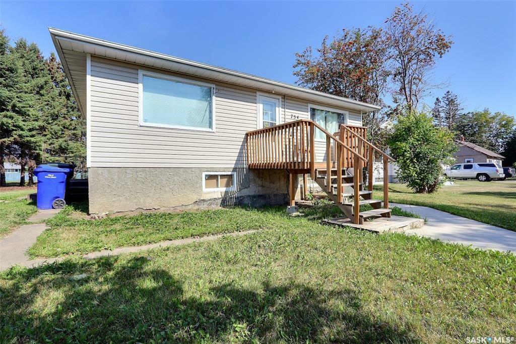 Property Photo:  754 7th Street E  SK S6V 0T1 