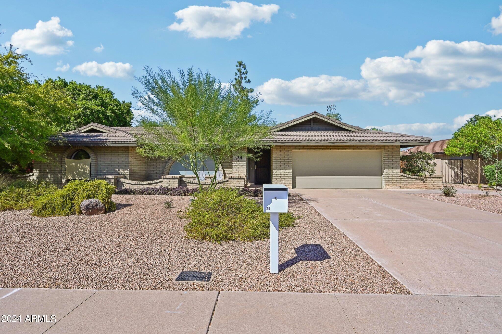 Property Photo:  24 E Concorda Drive  AZ 85282 