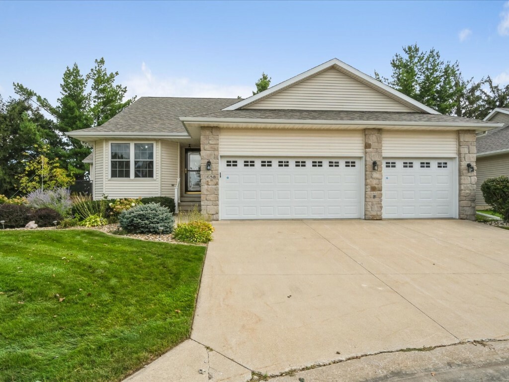 Property Photo:  1658 Greens Way Court NE  IA 52402 