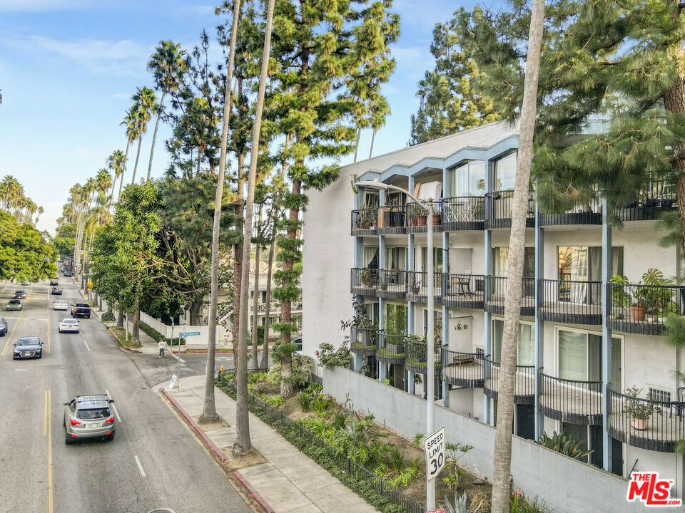 Property Photo:  7560   Hollywood Blvd 306  CA 90046 