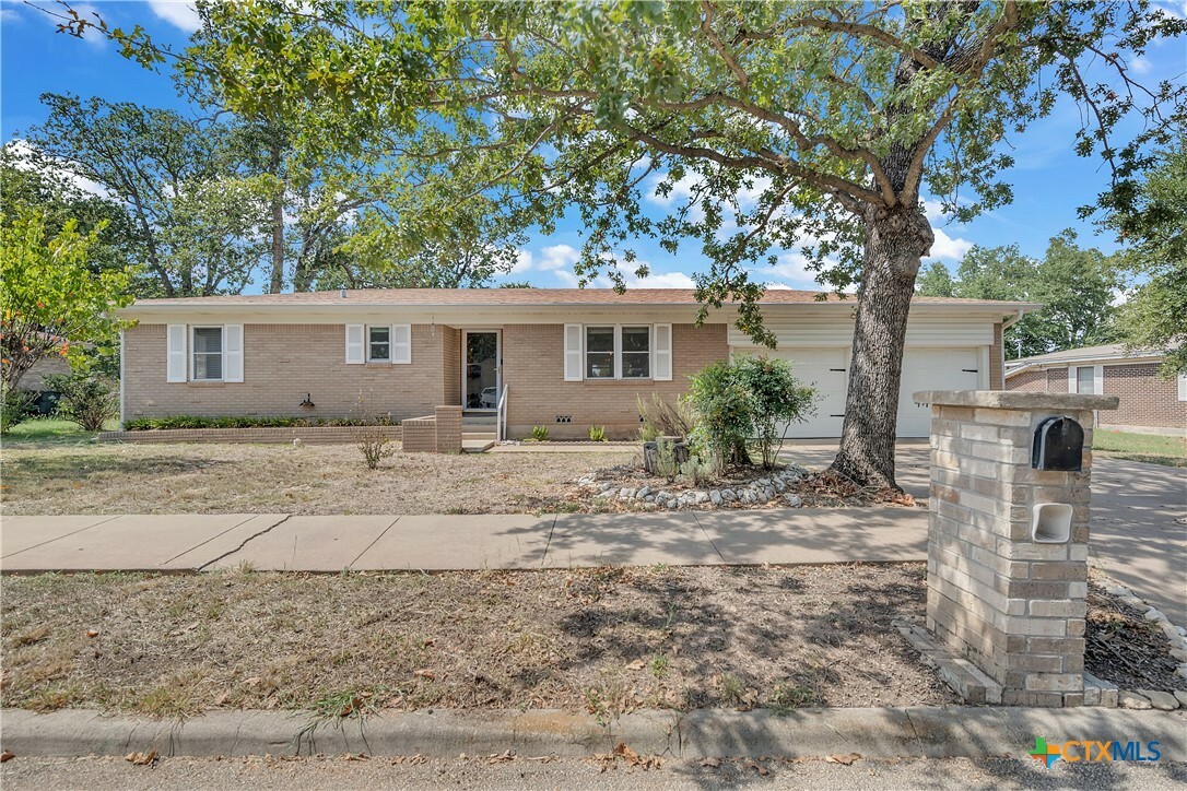 Property Photo:  404 Oak Street  TX 76522 