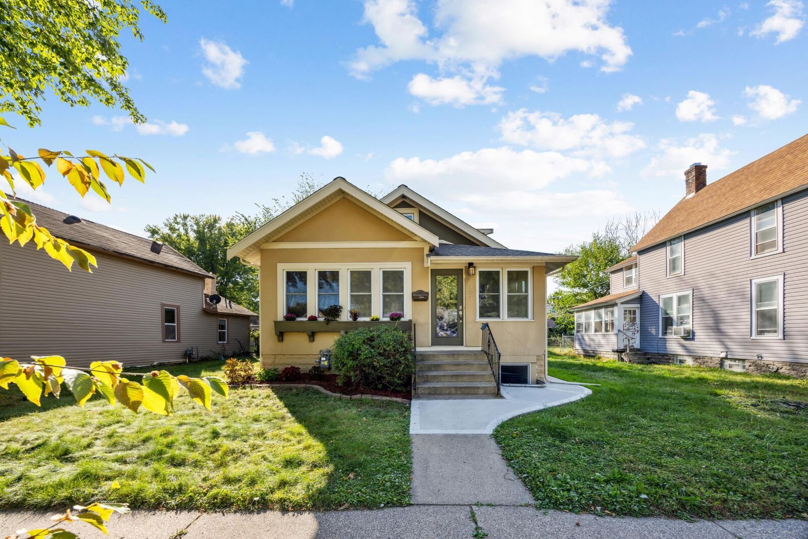 Property Photo: 3323 Aldrich Avenue N MN 55412