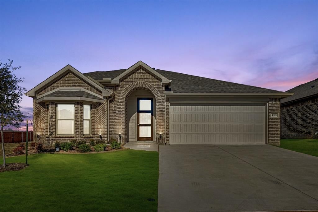 Property Photo:  1009 Nighthawk Trail  TX 76009