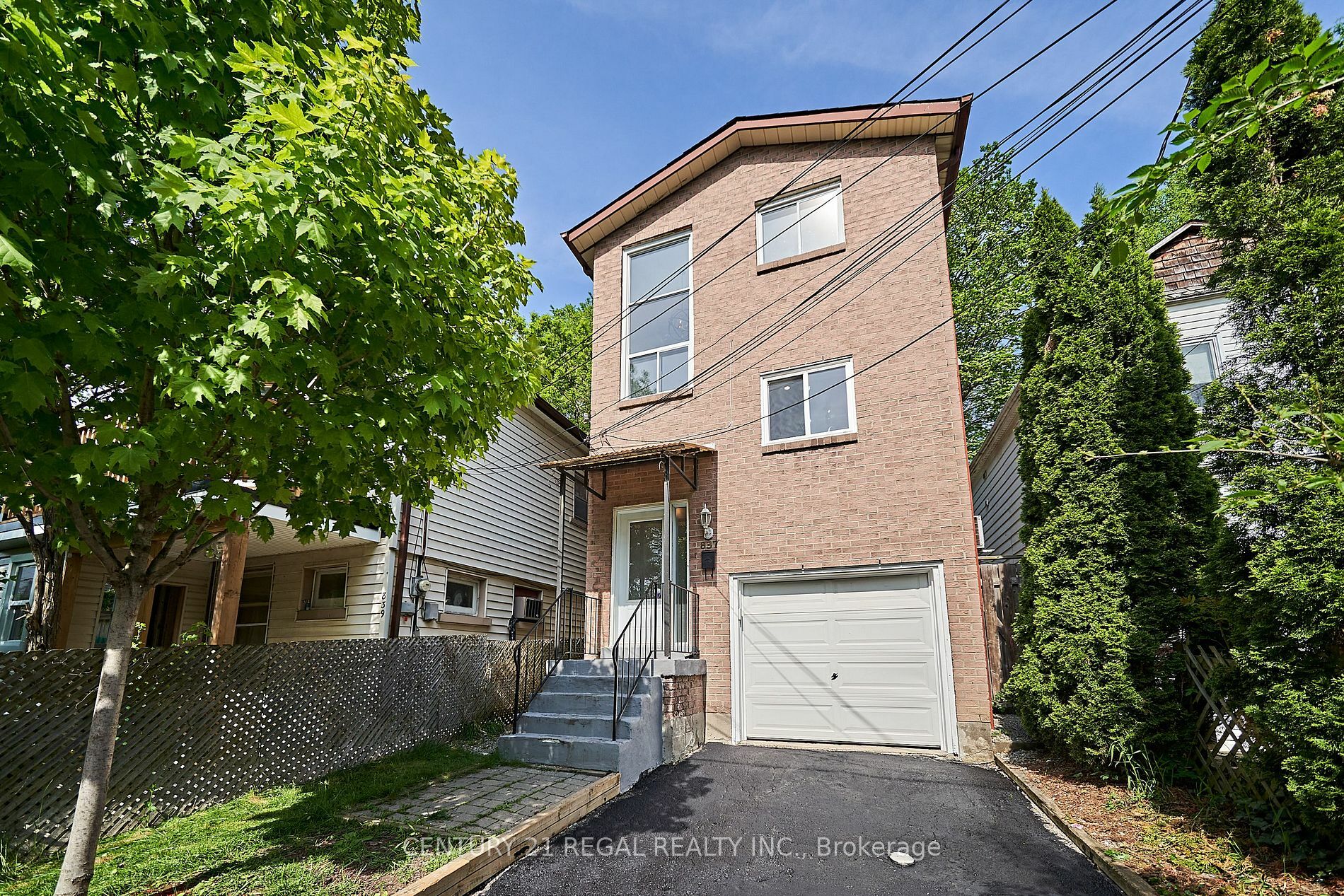 837 Craven Rd  Toronto ON M4L 2Z6 photo