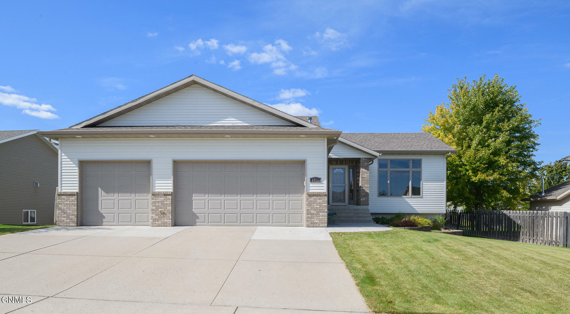 Property Photo:  4916 Fountainblue Drive  ND 58503 