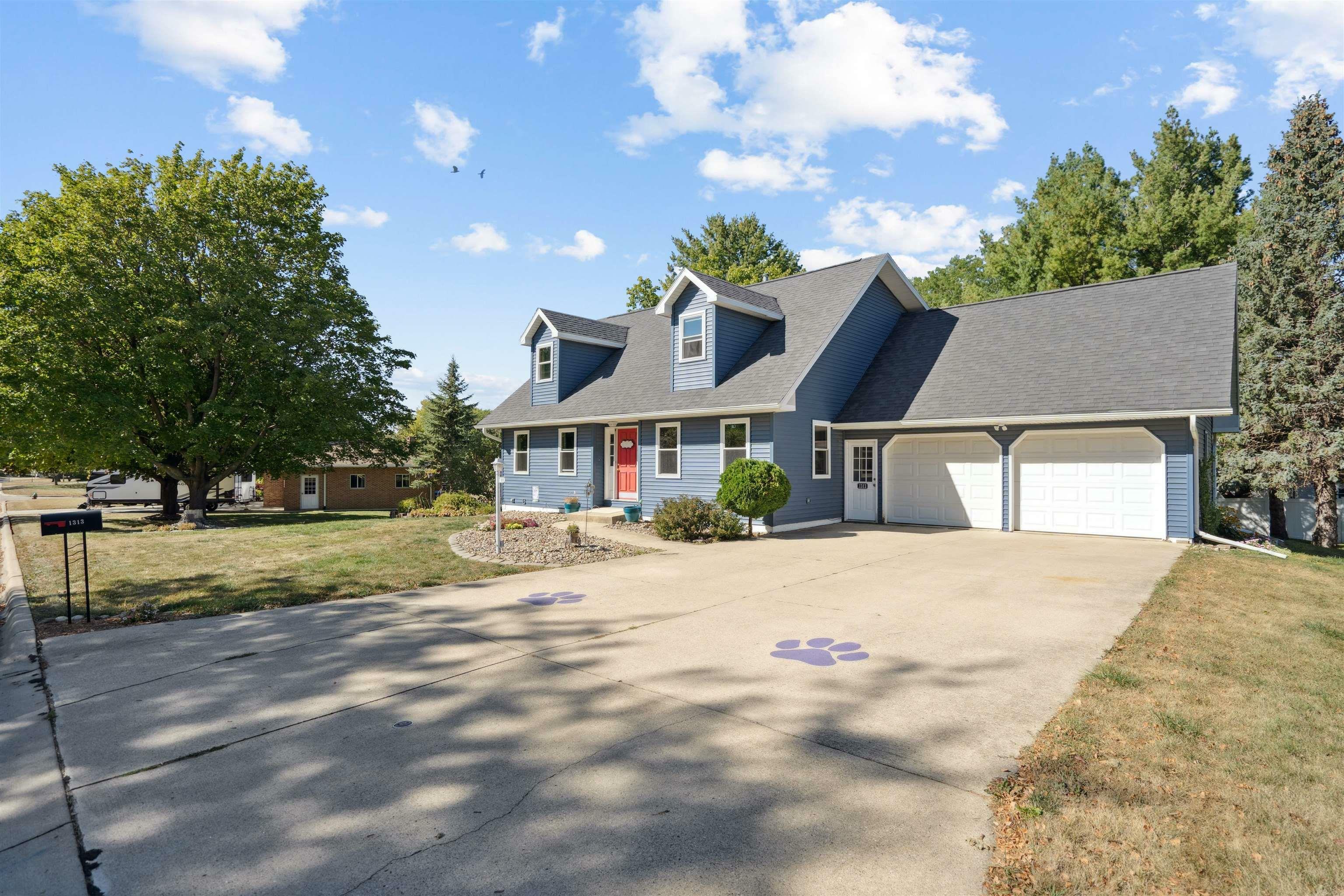 Property Photo:  1313 2nd St SE  IA 50662 