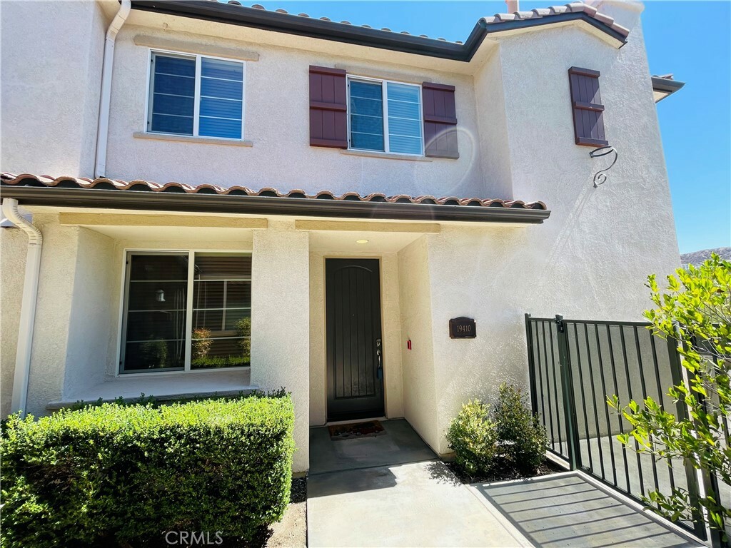 Property Photo:  19410 Laroda Lane  CA 91350 