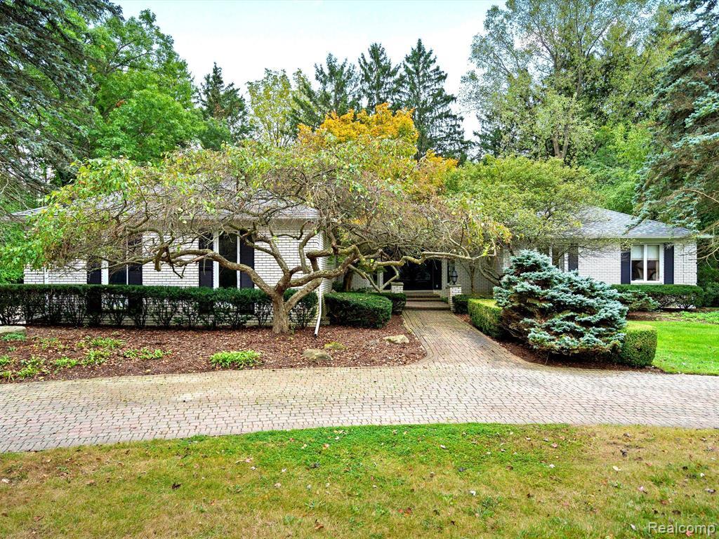 Property Photo: 2844 Severn Lane MI 48304 1953