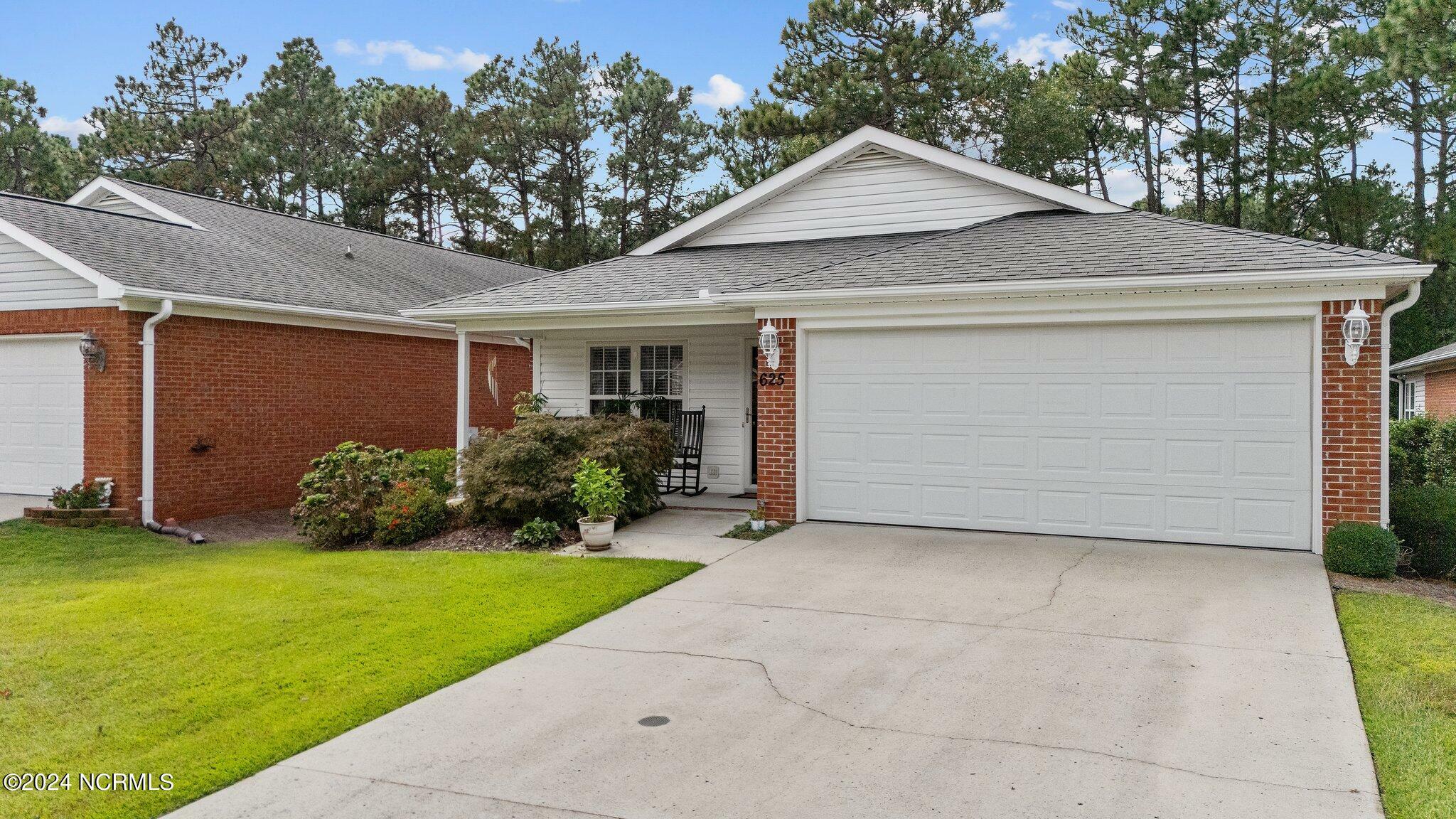 Property Photo:  625 Pinehurst Trace Drive  NC 28374 