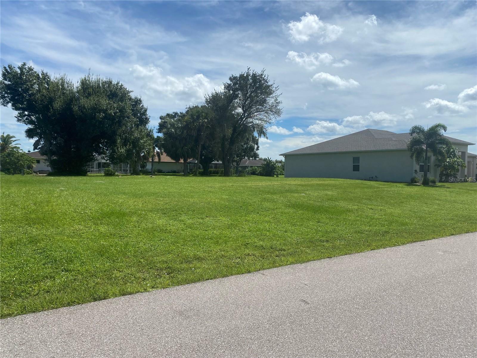 Property Photo: 2088 Mazatlan Road FL 33983