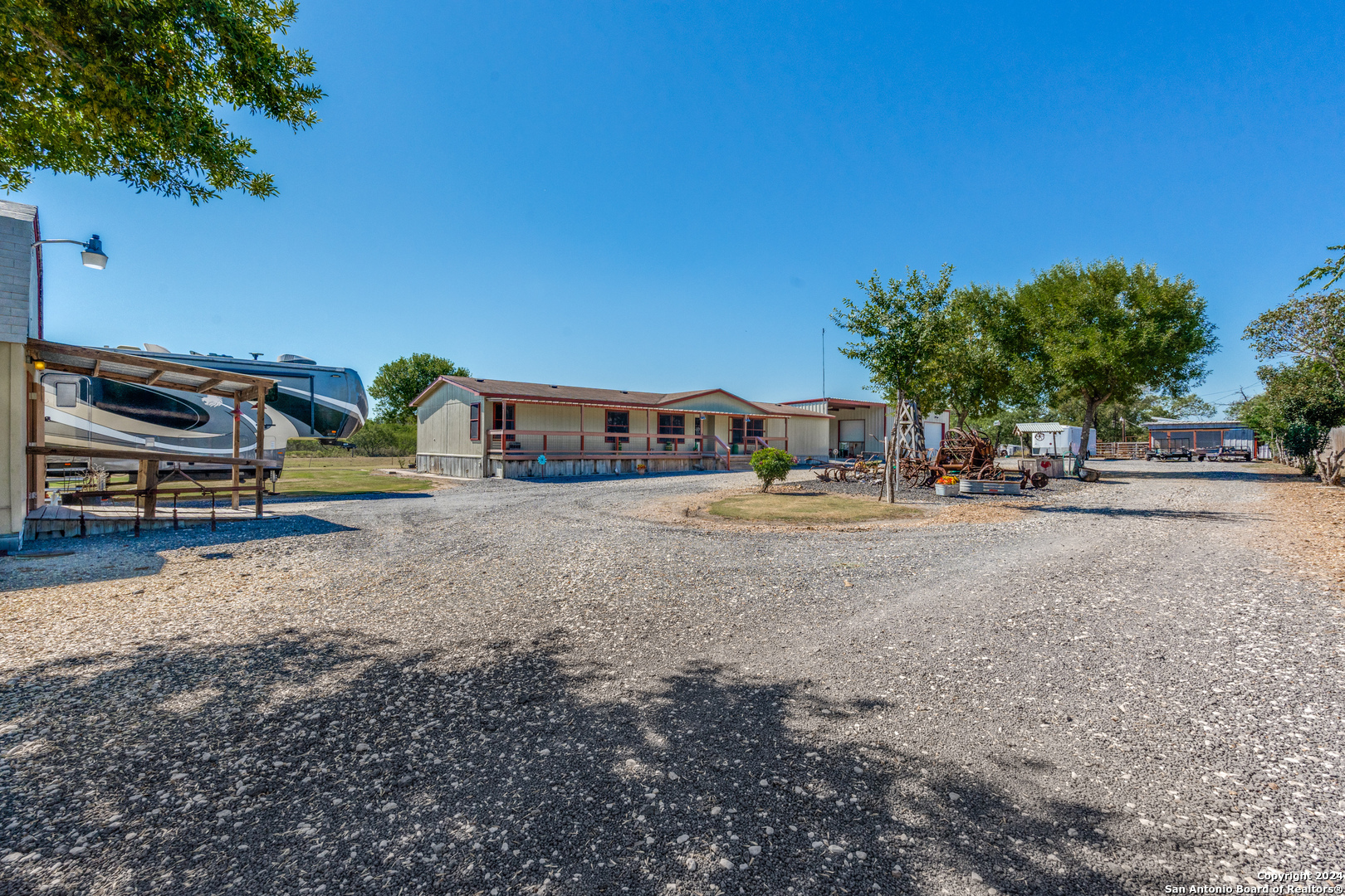 Property Photo: 719 Longhorn Trl TX 78155