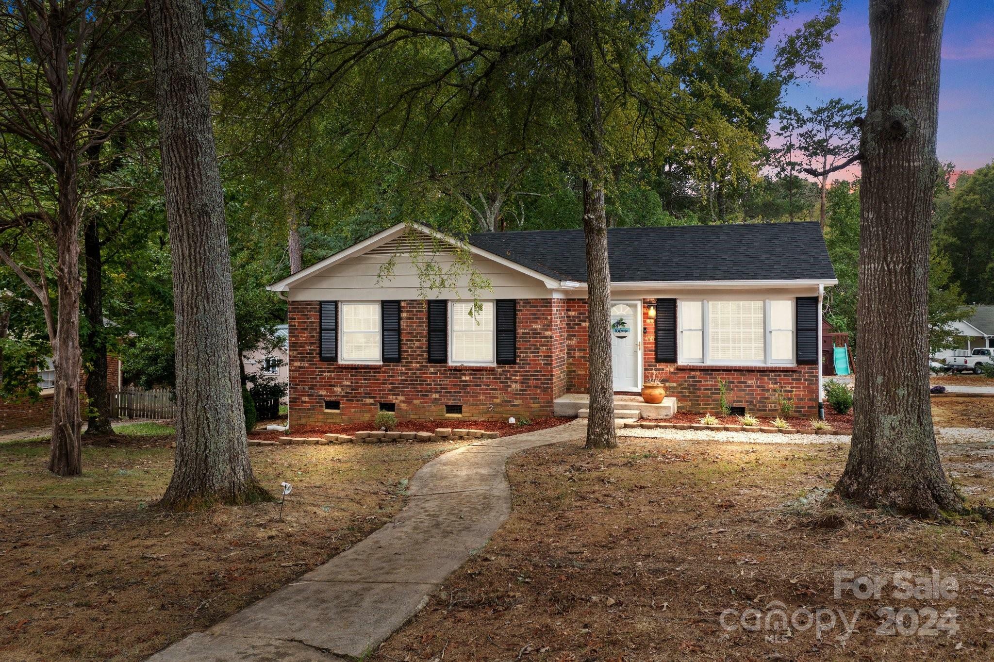 Property Photo:  9900 Arbordale Avenue  NC 28215 