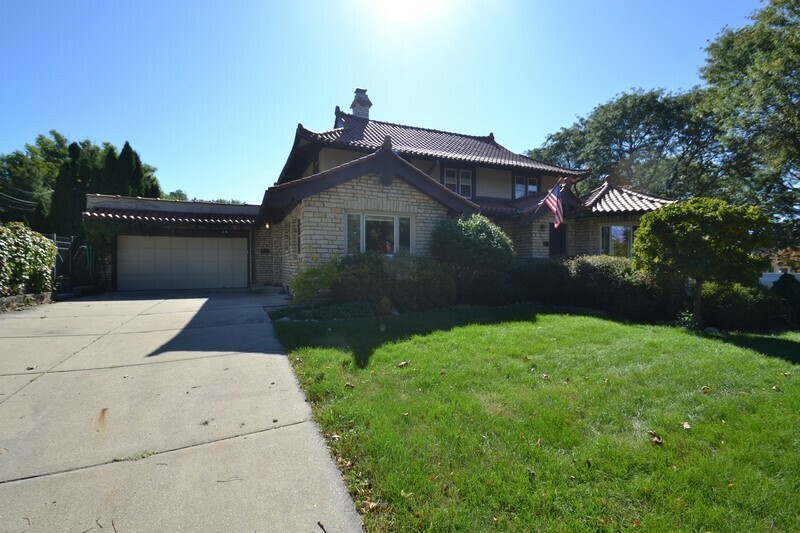 6194 Washington Cir  Wauwatosa WI 53213 photo