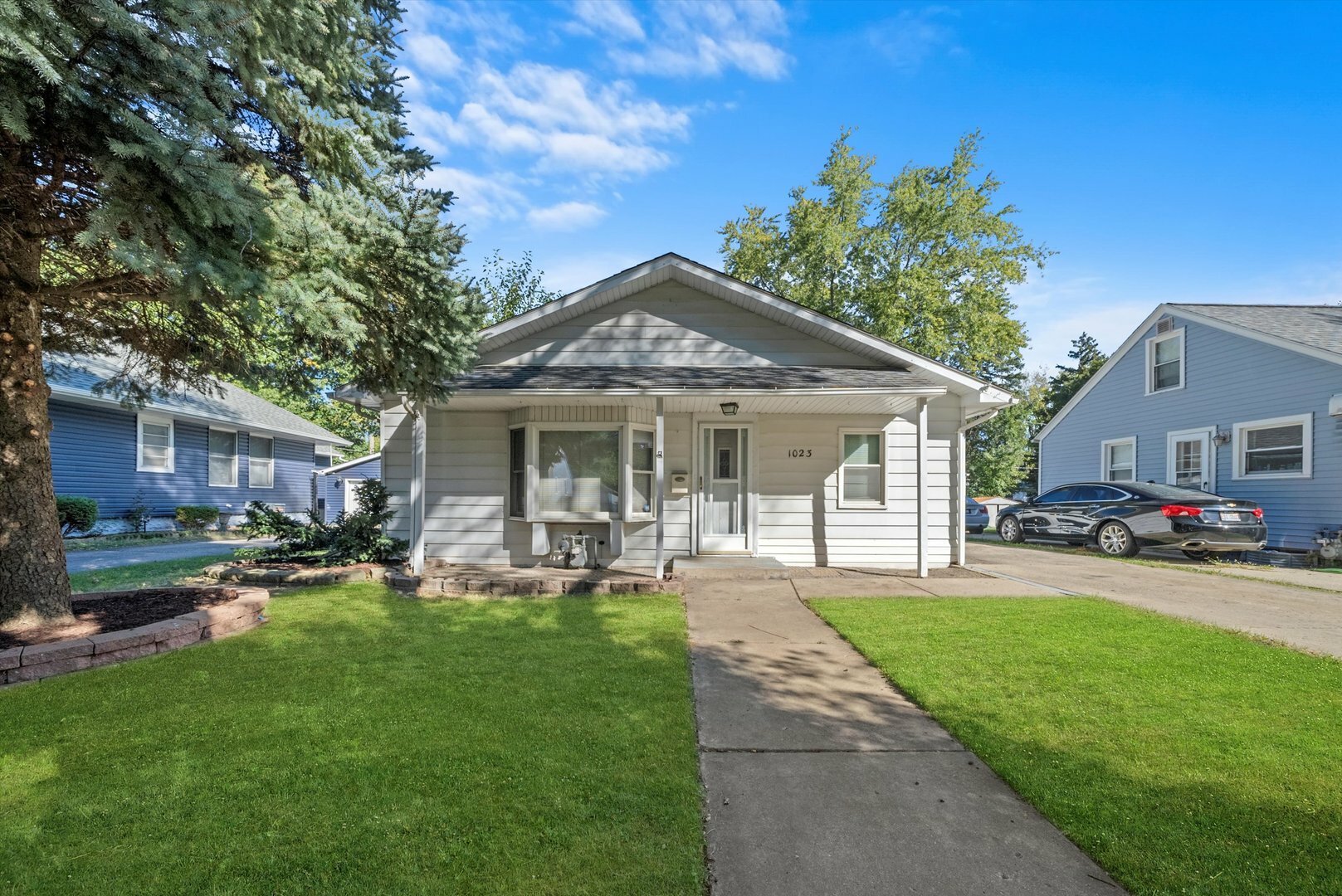 Property Photo:  1023 Spruce Street  IL 60506 