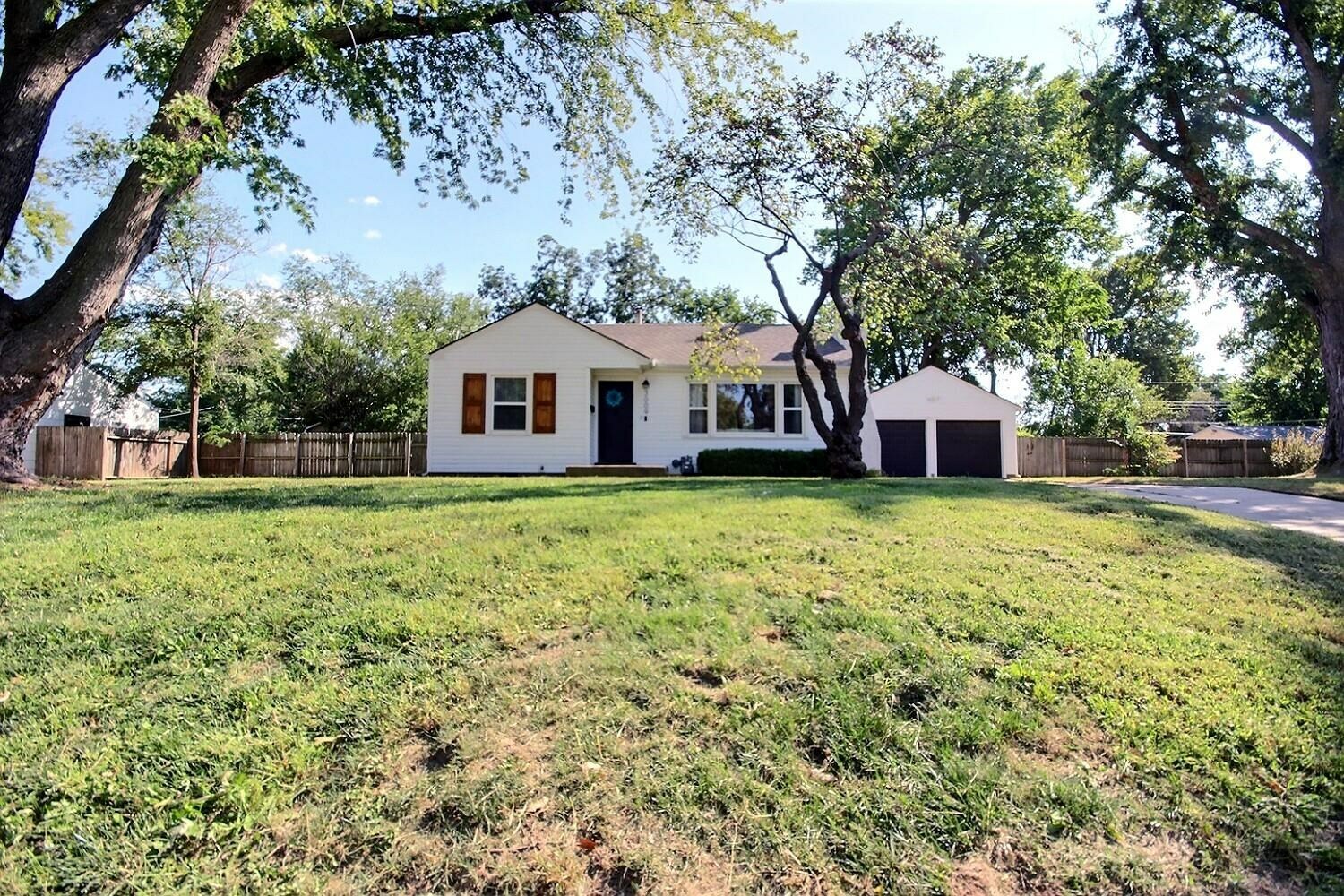 Property Photo:  3009 E Evans St  KS 67216 