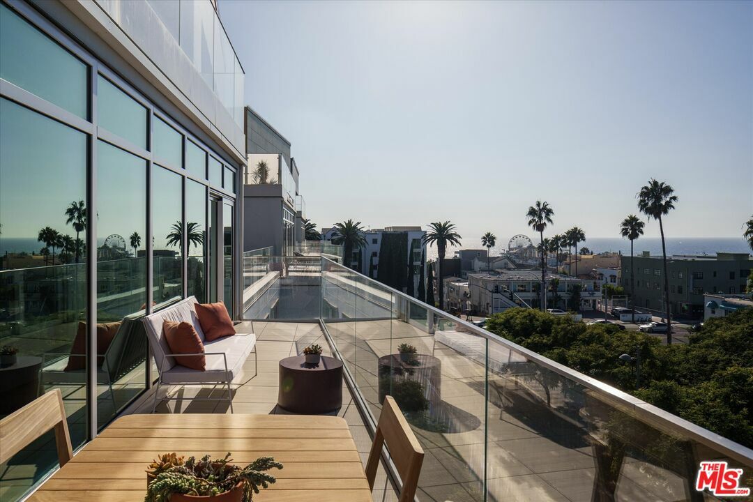 Property Photo:  1705  Ocean Ave 504  CA 90401 