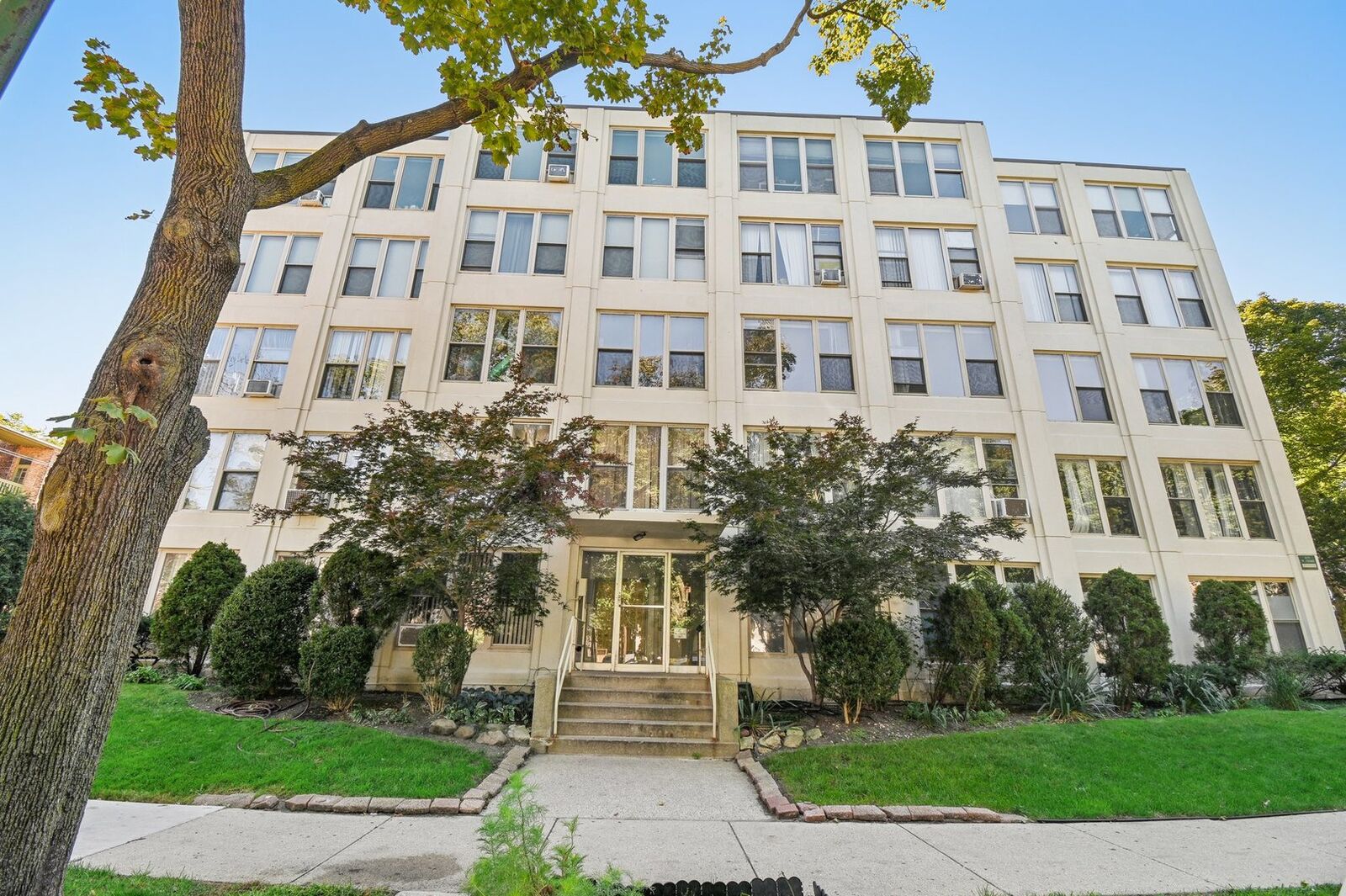 Property Photo: 1633 W Thome Avenue 301 IL 60660