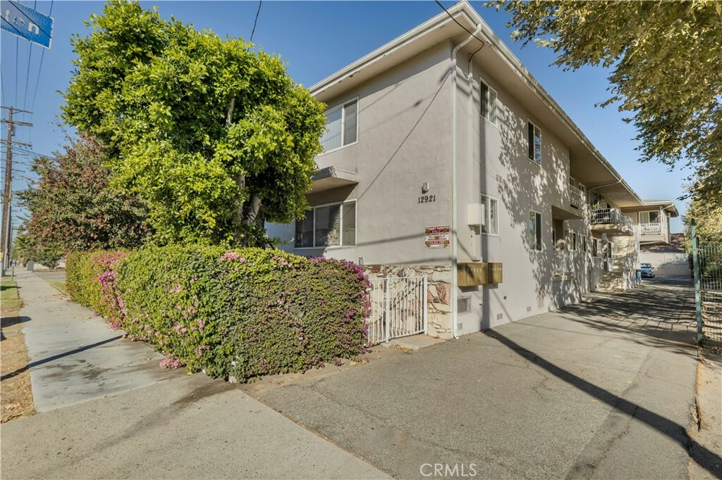 Property Photo:  12921 Oxnard Street 5  CA 91401 