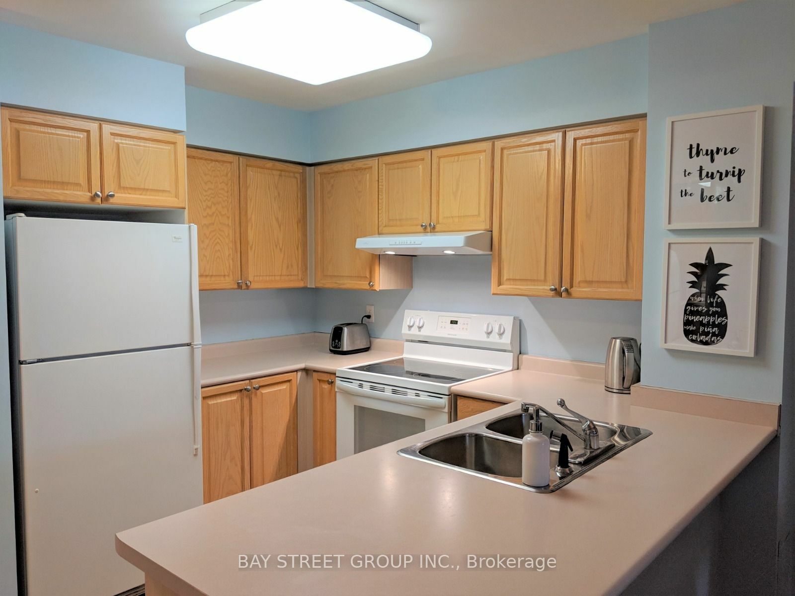 Property Photo:  750 Bay St 2206  ON M5G 1N6 