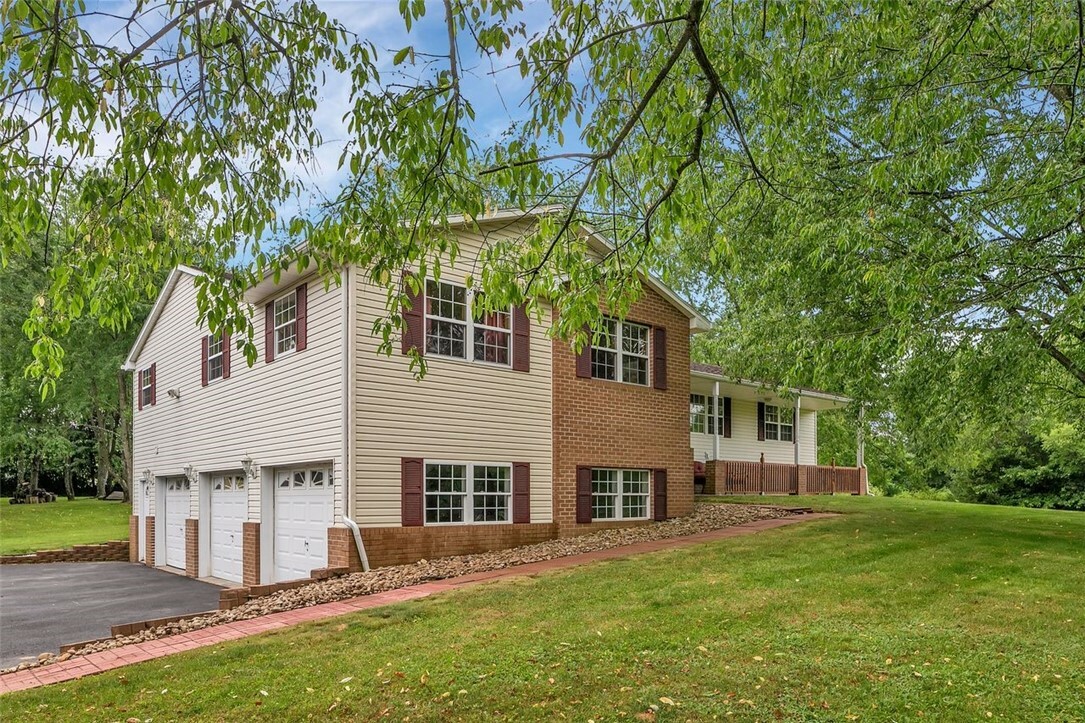 Property Photo:  104 Pheasant Run Dr  PA 16057 