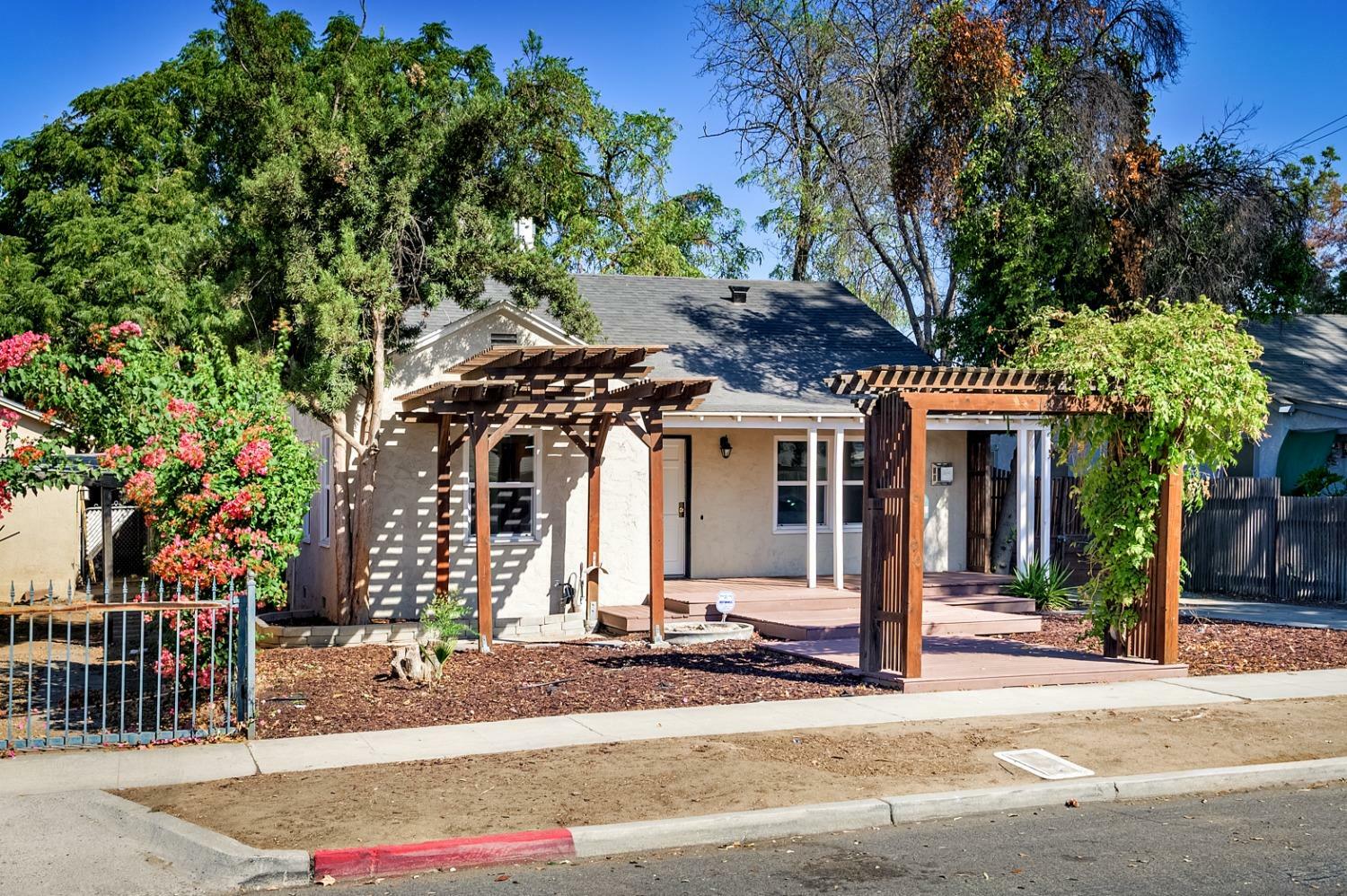 Property Photo:  1421 E Terrace Avenue  CA 93704 