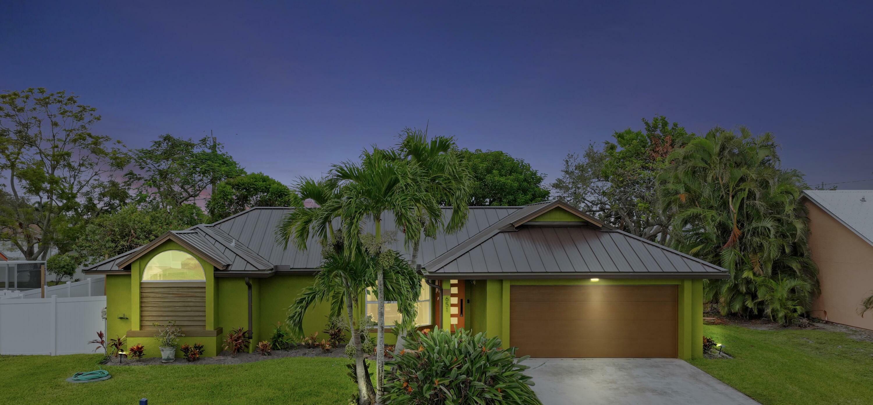 Property Photo:  651 SW McCracken Avenue  FL 34953 