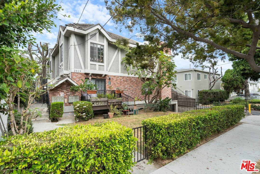 Property Photo:  2519   Kansas Ave 107  CA 90404 