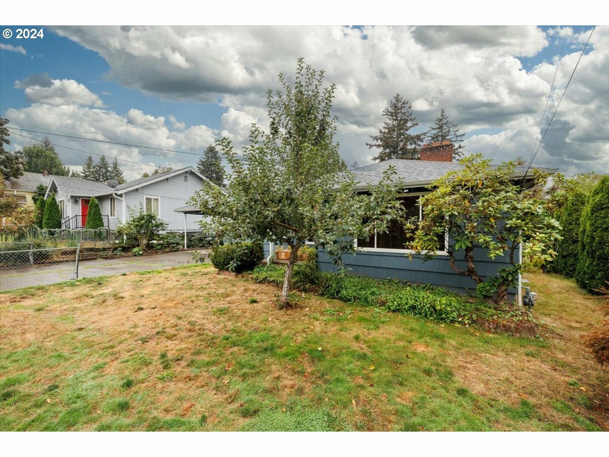 Property Photo:  3555 NE 105th Ave  OR 97220 