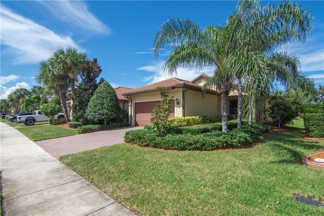 Property Photo:  193 SE Courances Drive  FL 34984 