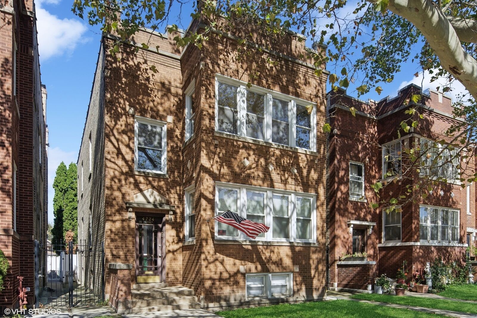 Property Photo: 4724 W Schubert Avenue IL 60639