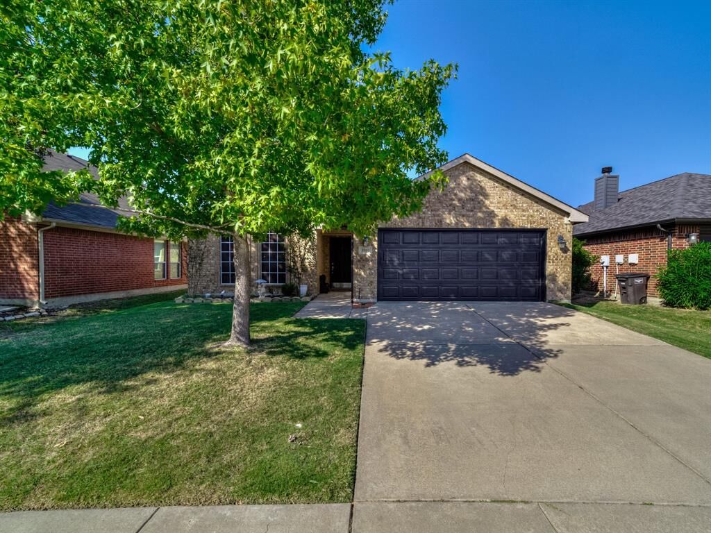 Property Photo:  3901 Cedar Falls Drive  TX 76244 