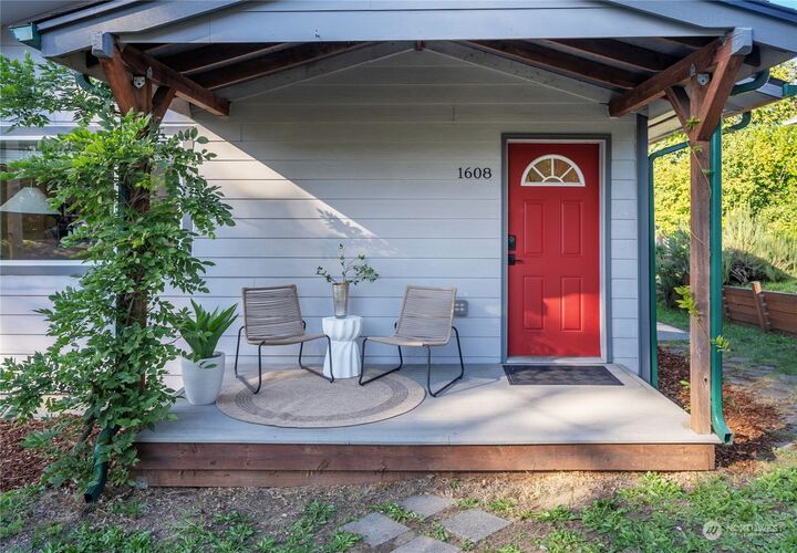 Property Photo:  1608 5th Avenue SE  WA 98501 