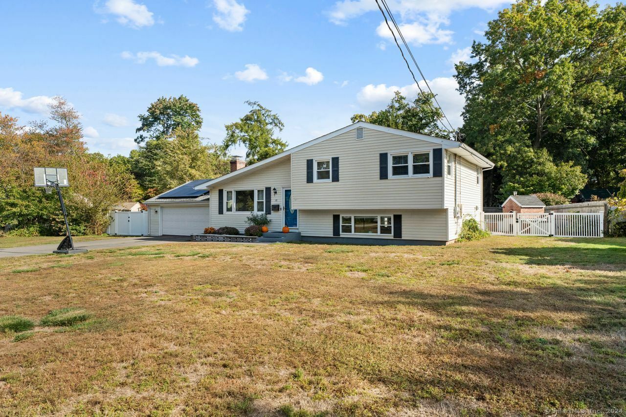 Property Photo:  10 Oakwood Drive  CT 06473 