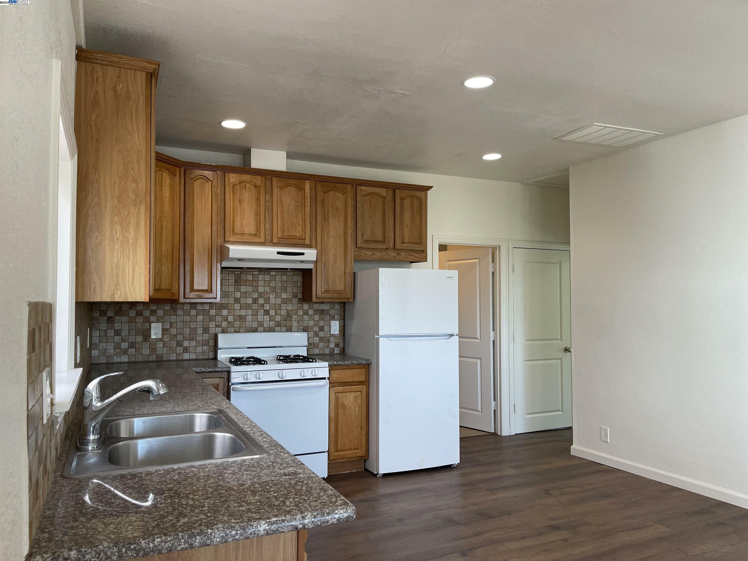 Property Photo:  1396 E 27th St A  CA 94606 