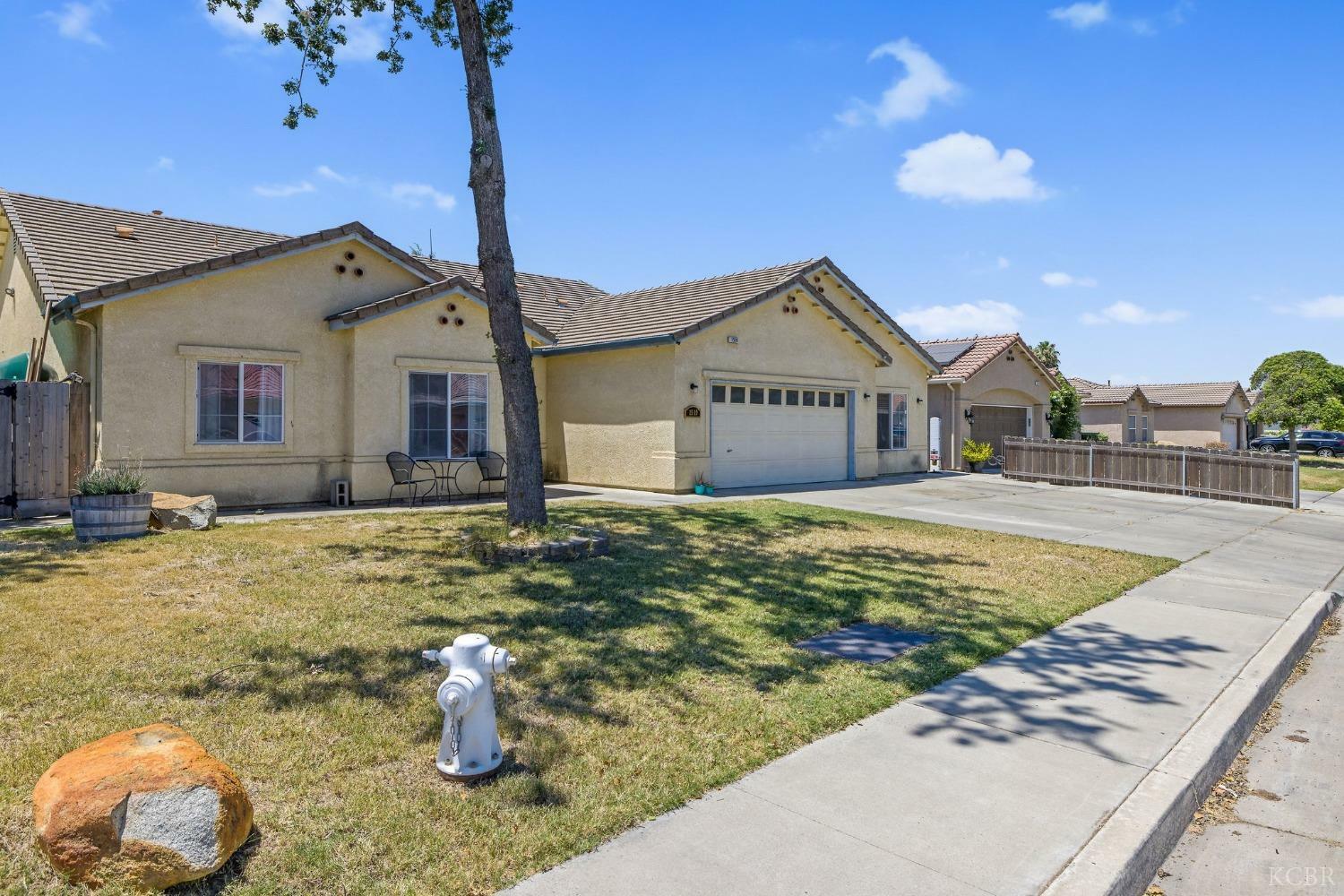 Property Photo:  1519 W Berkshire Way  CA 93230 