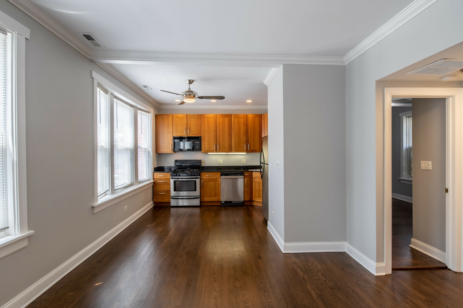 Property Photo:  5245 N Damen Avenue 1N  IL 60625 