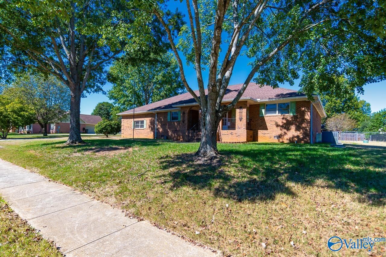 Property Photo: 121 La Rue Street AL 35811