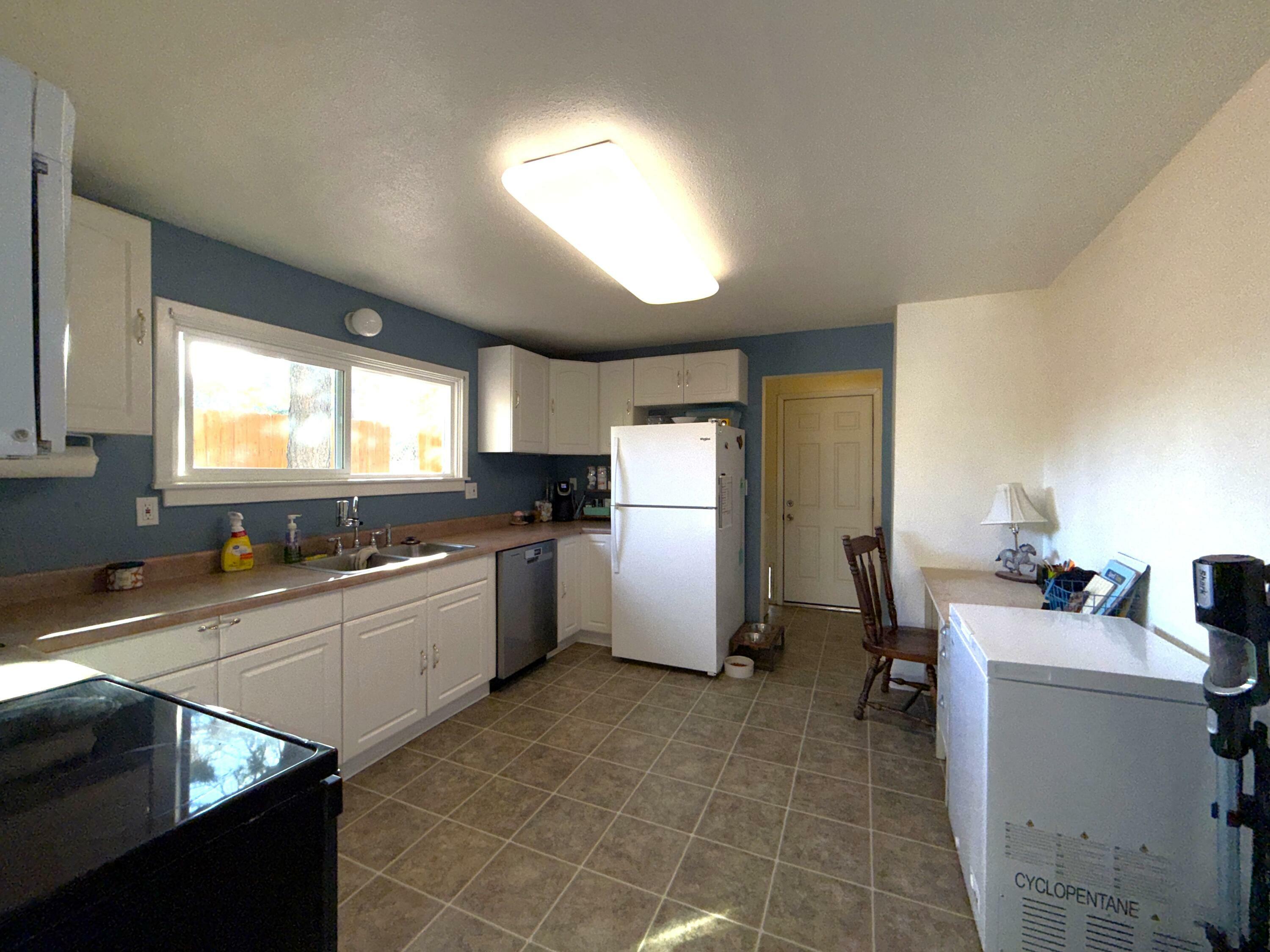 Property Photo:  1087 S Portland St  WA 99166 