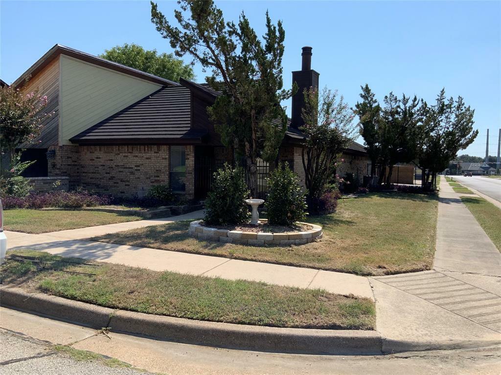 Property Photo:  300 Mountain View Court  TX 76021 